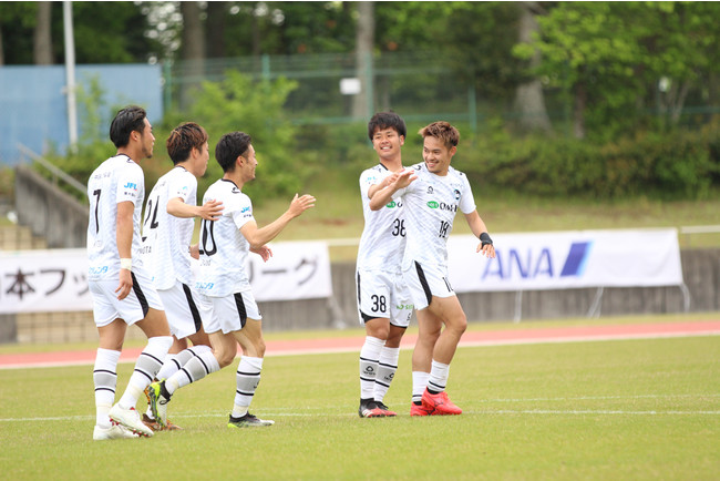 3点目を決めて喜ぶMF久保とF.C.大阪の選手