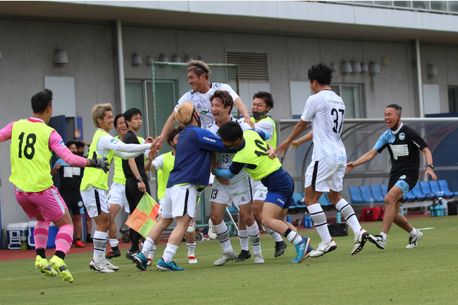 逆転弾を決め喜ぶF.C.大阪の選手・スタッフ