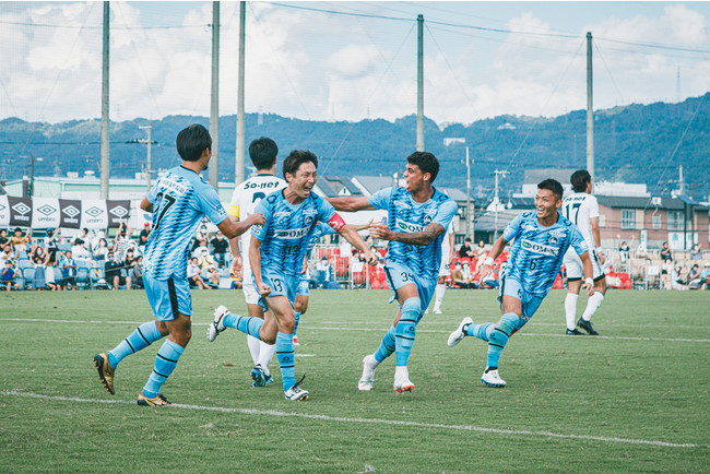 得点をあげ喜ぶDF岩本とF.C.大阪選手（Photo：宮西範直）