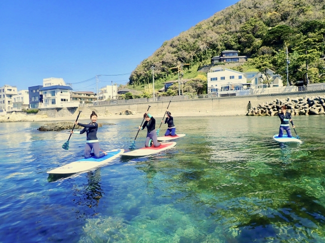 透明度抜群の葉山の海へ目の前の海岸から漕ぎ出せます