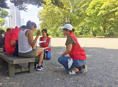 昨年夏、浜離宮恩賜庭園でのアンケート調査の模様