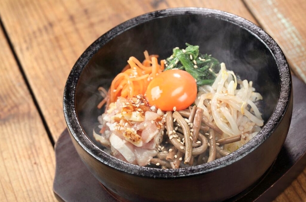 黒さつま鶏ユッケ石焼きビビンバ