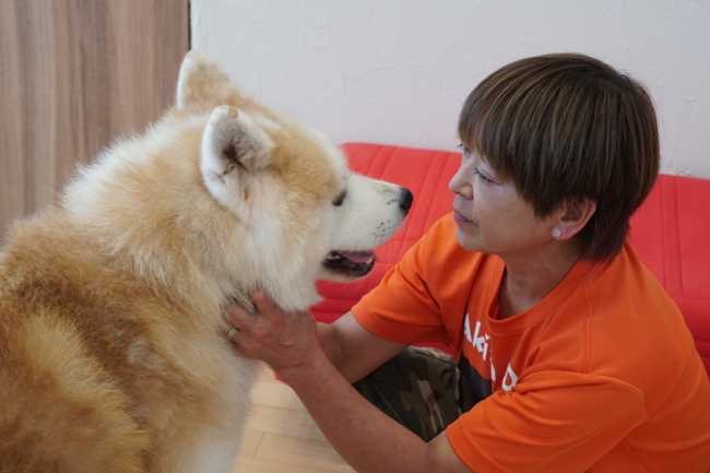 保護犬「疾風」と鈴木トレーナー。