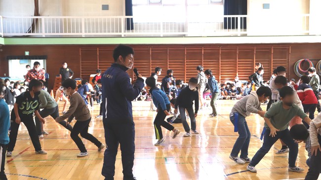 レスリングのタックルの疑似体験ができるタグ取り