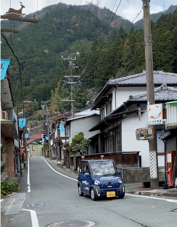 浜松市水窪町を走行する自動運転車