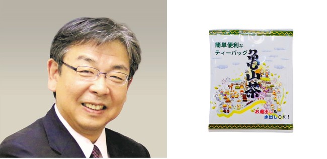 左）亀山市長 櫻井義之氏　右）亀山茶ティーバッグ