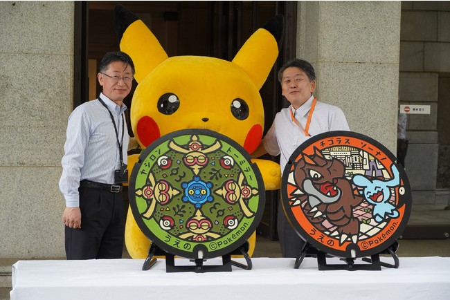 左から、東京国立博物館副館長、ピカチュウ、国立科学博物館理事兼副館長