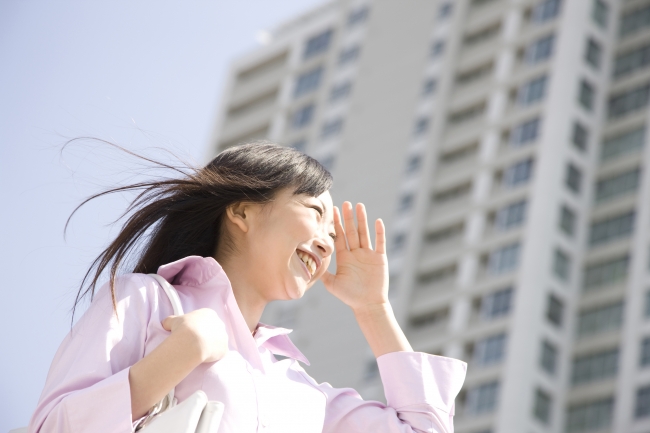 笑顔で働く女性