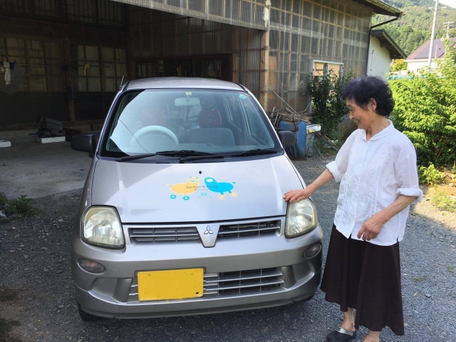 車の提供時の様子(ボンネットにステッカーを張ります)