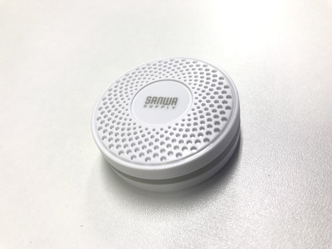 小型コンピュータ、BLEビーコン。直径５cm、26ｇ。Bluetoothで情報通信を行います。