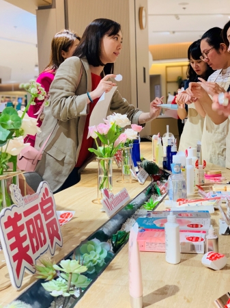 「美麗賞（メリショウ）」イベントで中国人のお客様が日本の化粧品を体験するシーン