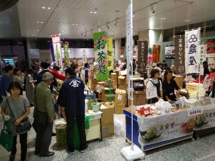 お茶、お菓子、工芸品など、埼玉の県産品が勢揃い