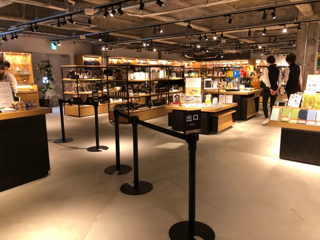 蔦屋書店２階で展示販売予定