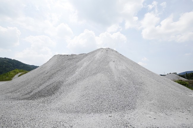 細かく砕かれた天然砕石の山