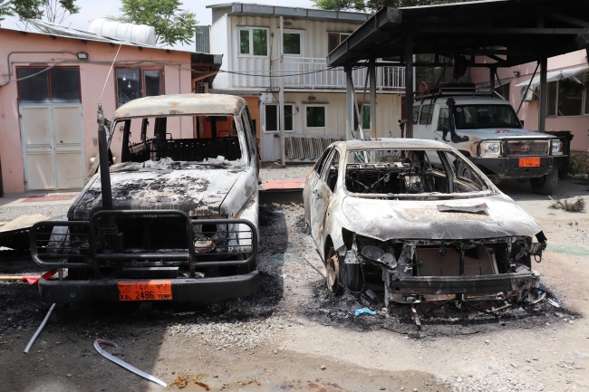 病院敷地内で破壊された車両　© Frederic Bonnot／MSF