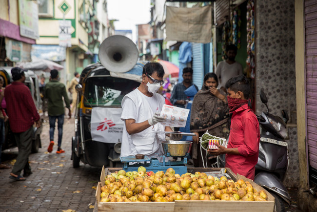 インド・ムンバイのスラム地区でせっけんとマスクを配布するMSFスタッフ　© Abhinav Chatterjee／MSF