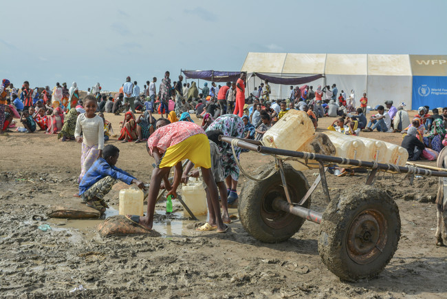 スーダン東部にあるアル・タニデバ難民キャンプで給水する少年たち　© MSF／Dalila Mahdawi