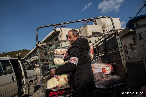 北部シリアで国内避難民に対し毛布や紙おむつなど生活必需品を配るMSFスタッフ（2013年2月撮影）