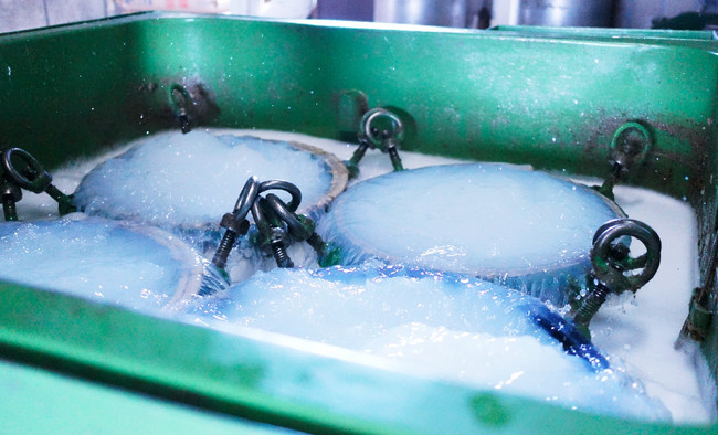 (※1)繊維を特殊な溶液に浸し、脱水・乾燥して柔軟にする加工方法(特許第5596743号)。繊維そのものの性能は維持しつつ、繊維を改質することができる。