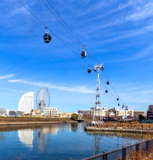 YOKOHAMA AIR CABINからは、横浜ランドマークタワー、 よこはまコスモワールド（大観覧車）、 みなとみらい地区　などが見えます