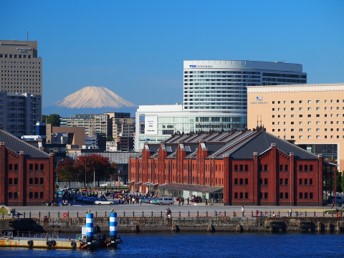 横浜ワールドポーターズ、横浜赤レンガ倉庫、横浜ハンマーヘッドでは自由散策のお時間も。人気スポットを地上からもお楽しみいただけます♪