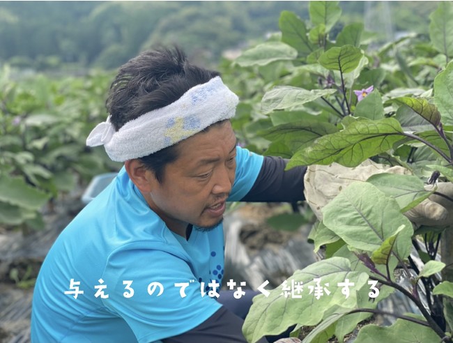 農園づくりを手伝ってくれる上野康之さん（上野さん家の野菜）