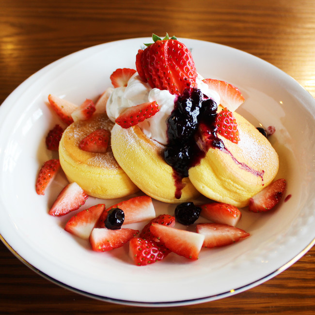 いちごとふわふわのプレミアムパンケーキ