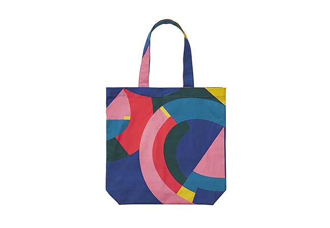 “25TH ORIGINAL TOTE BAG” ザ・コンランショップの6色柄がプリントされたカラフルなトートバックは、ラージサイズで容量もたっぷり。5,400円（税抜）