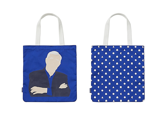 “25TH ORIGINAL TOTE BAG” 鮮やかなコンランブルーのトートバッグは、アイコニックなテレンス・コンランのイラストがインパクト大。2,500円（税抜）