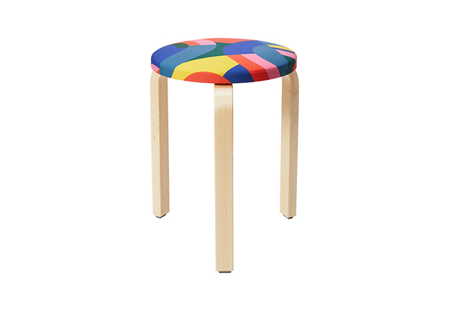 STOOL 60 “THE CONRAN SHOP MODEL” 世界中で愛され続ける、アルヴァ・アアルトの名作「スツール60」。その座面にザ・コンランショップのグラフィカルな柄の生地を張り込んだ特別モデルです。48,000円（税抜）