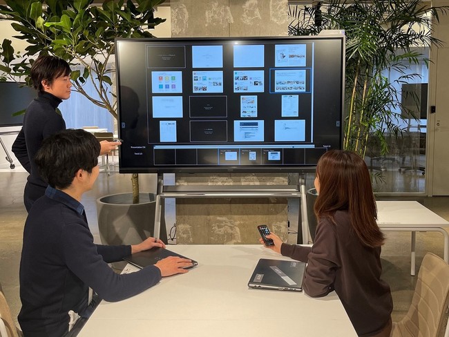 パソコンを閉じても資料投影ができ、リモコンで誰でもページ送りなどの操作が可能
