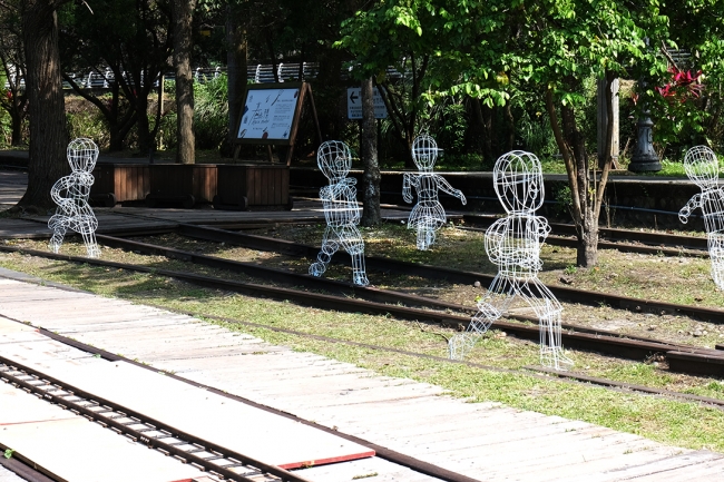 新竹県内湾線「合興駅」にある現地アーティスト劉保志（リョウ・バウジー）氏の《走っている子供》。劉氏は民芸屋の5代目。この作品は、劉氏が得意なランタンの骨の造型技術で作られた、自由に鉄道で走っている子供たち。（画像提供：Akibo works 明道スタジオ）