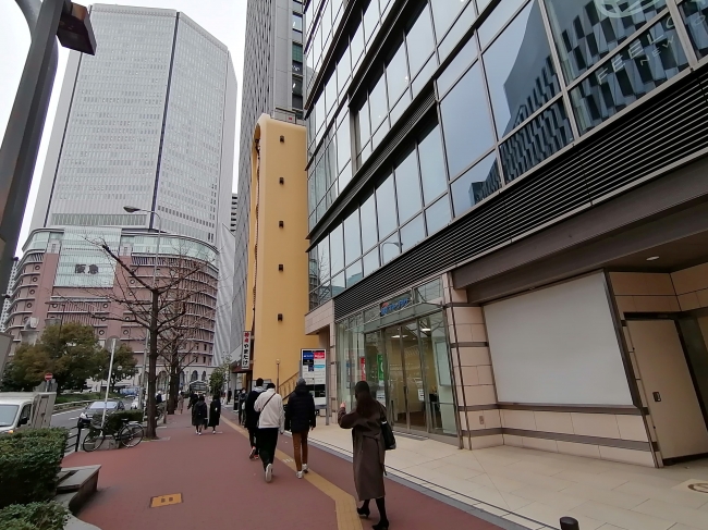 (地上)ビルの目の前は阪急百貨店、阪神百貨店があります。