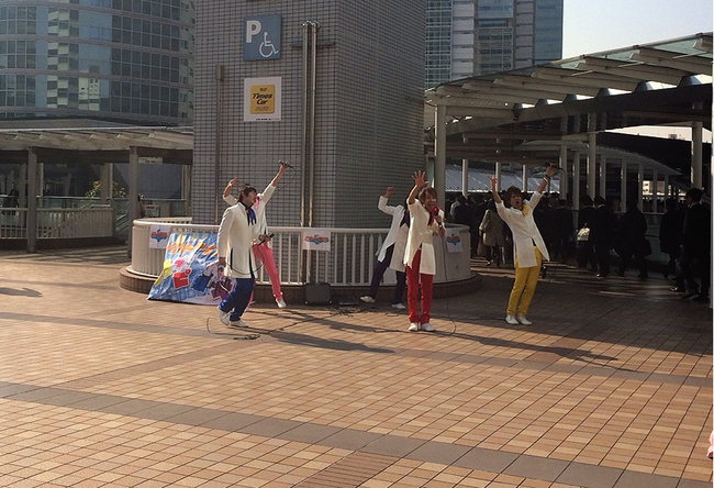 早朝の品川駅前