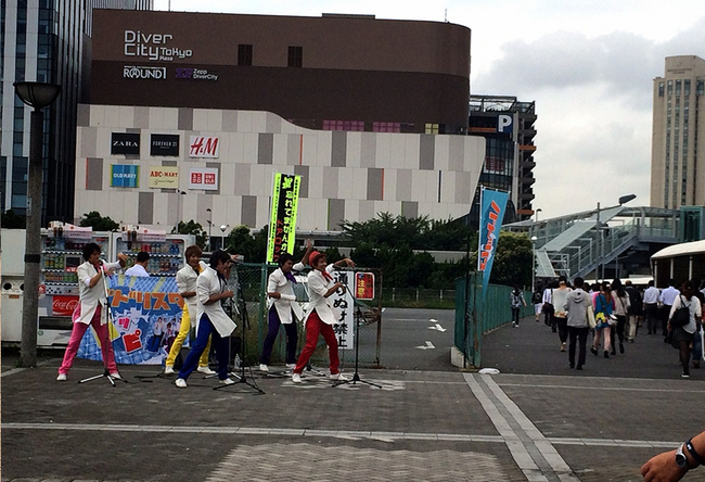 午前のお台場駅前