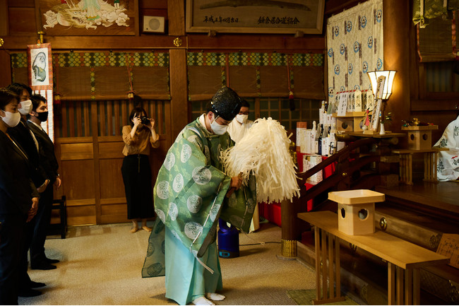 【江島神社での御祈祷の様子】