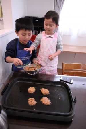 ②丸めてホットプレートで焼く