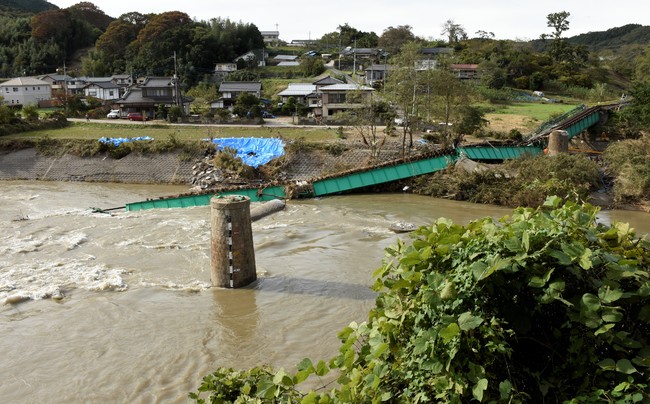 増水した久慈川によって根本部分から崩落した水郡線の橋梁（緑部分）