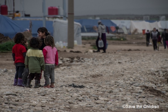 シリア国内の避難民キャンプの子どもたち