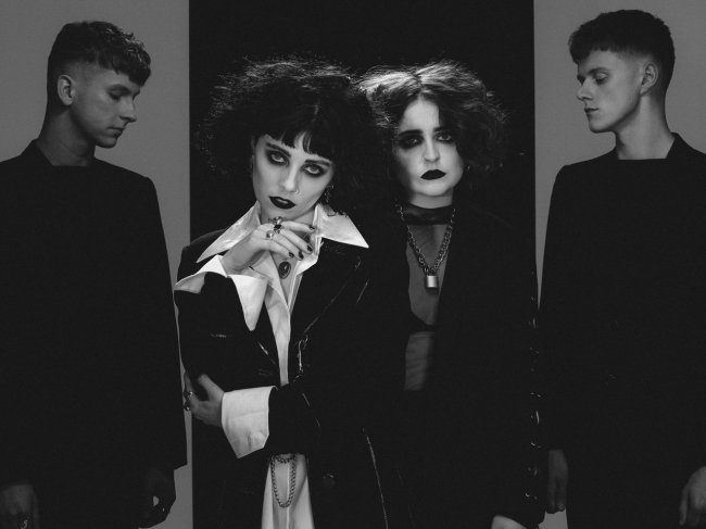 PALE WAVES