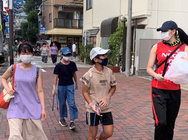 選手と子どもたちがコミュニケーションを取りながらの清掃活動