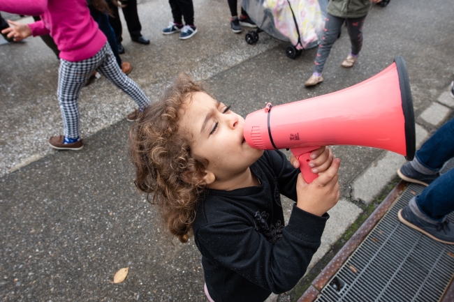 入管の前で「お父さんを返して」と抗議するクルド人の少女。©島崎ロディ―