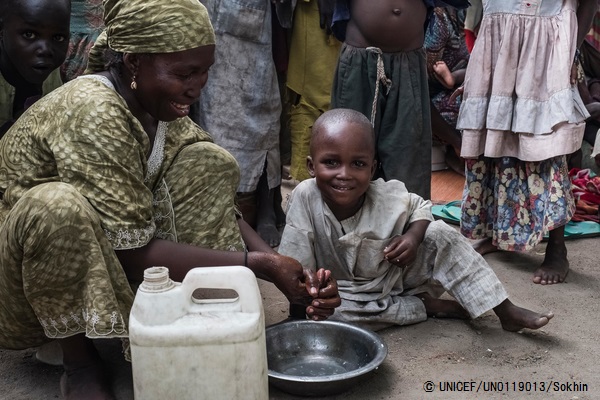 国内避難民キャンプで手を洗う親子。 (2017年7月28日撮影) © UNICEF_UN0119013_Sokhin