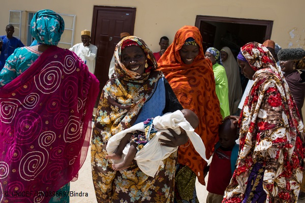 軍兵舎から解放され、再会した家族。 (2016年11月撮影) © UNICEF_UN039669_Bindra