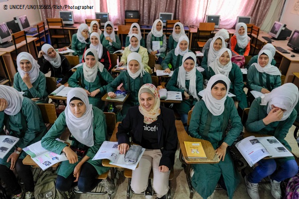 アンマンの学校を訪ねたマズーン・メレハン大使とシリア難民の生徒たち。(2017年10月14日撮影) © UNICEF_UN0135665_Rich_Photographer