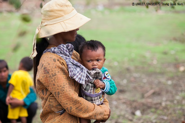 母親に抱かれる男の子。(2016年5月撮影) ※写真は本文とは直接関係ありません。 © UNICEF_UN020375_Trong Quoc Nam