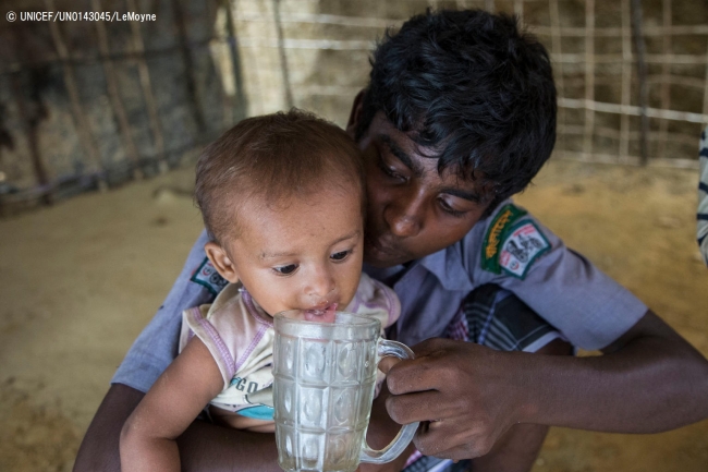 弟に水を飲ませる男の子。 (2017年10月29日撮影) © UNICEF_UN0143045_LeMoyne