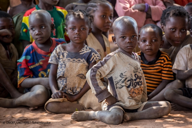 コミュニティの栄養に関する集会に参加する子どもたち。(2017年7月撮影) © UNICEF_UN0149867_Schermbrucker