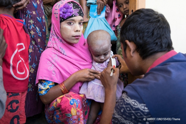 栄養不良の検査を受ける女の子。(2017年12月21日撮影) © UNICEF_UN0155430_Thame