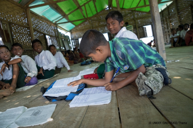 ユニセフが支援する仮設学習教室での子どもたち。(2017年12月18日撮影) © UNICEF_UN0155432_Thame